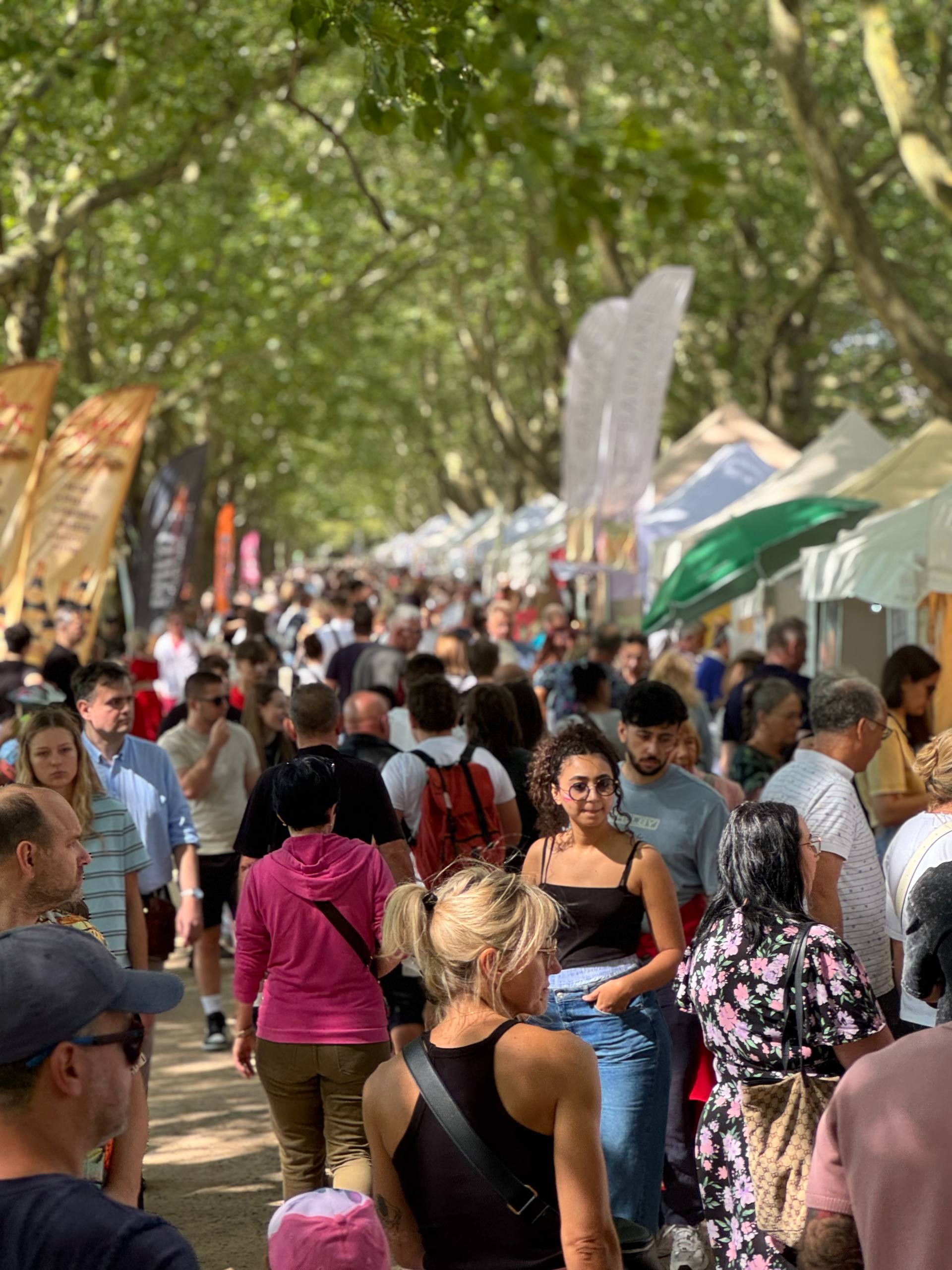 Stoiska wystawców wzdłuż alei