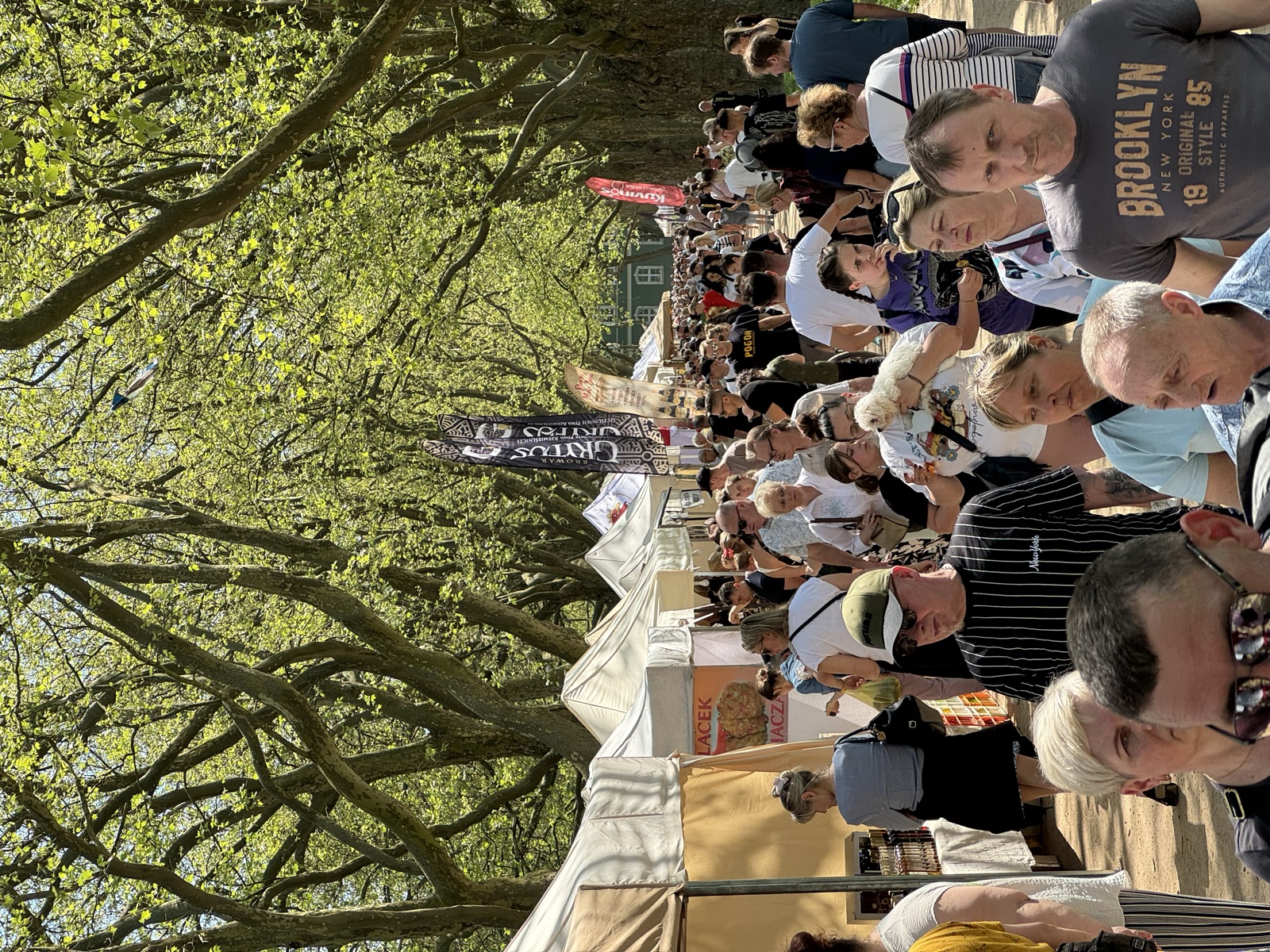 Rodziny i turyści przy stoiskach