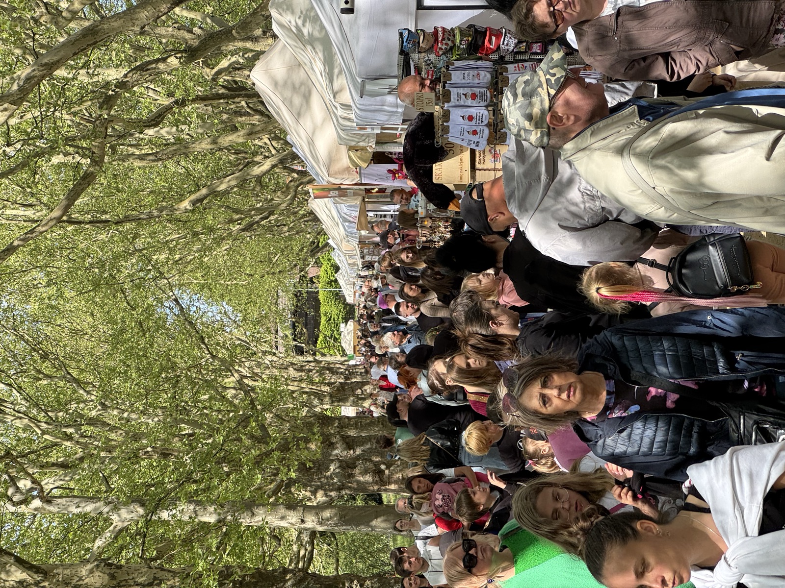 Stoiska z pamiątkami i rękodzieło